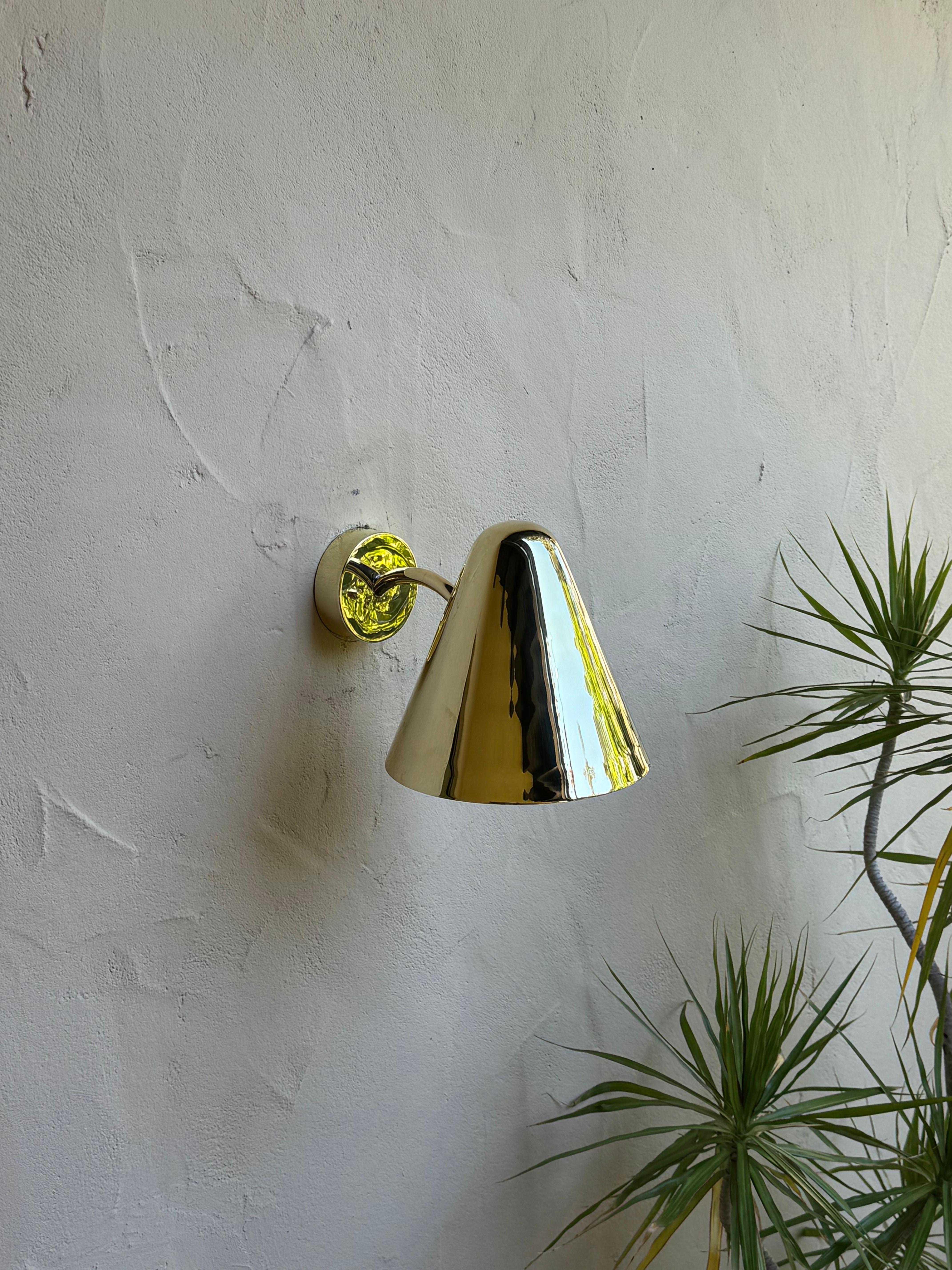 Wandleuchter 'ZuZu' aus poliertem Messing im Stil von Jacques Biny (Moderne der Mitte des Jahrhunderts) im Angebot