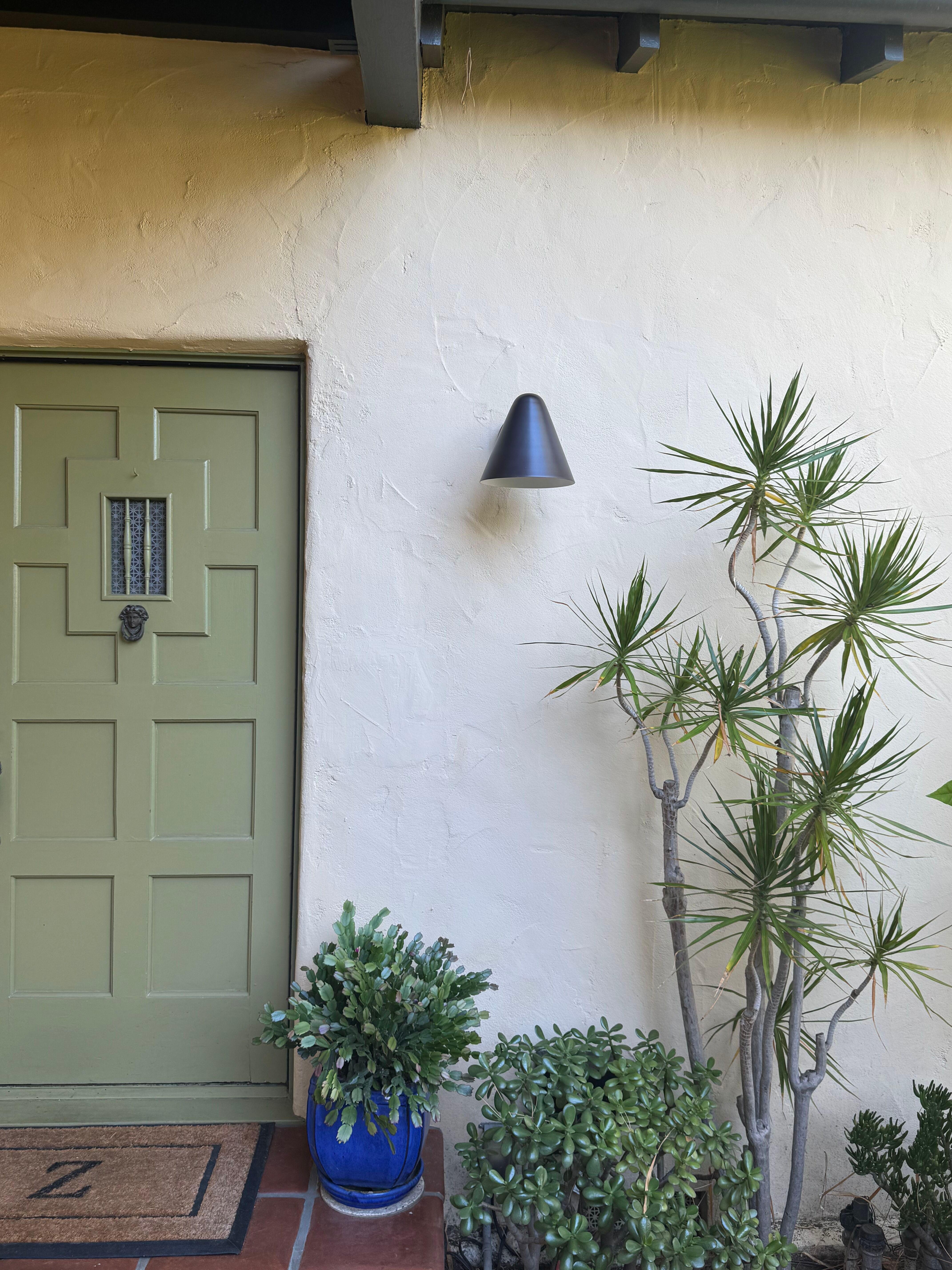 Applique murale 'ZuZu' en acier peint et en laiton dans le style de Jacques Biny

Une Icone murale exclusive made for U.S. et listée UL qui rappelle l'œuvre emblématique de  Le concepteur d'éclairage français Jacques Biny. Fabriqué à la main à Los