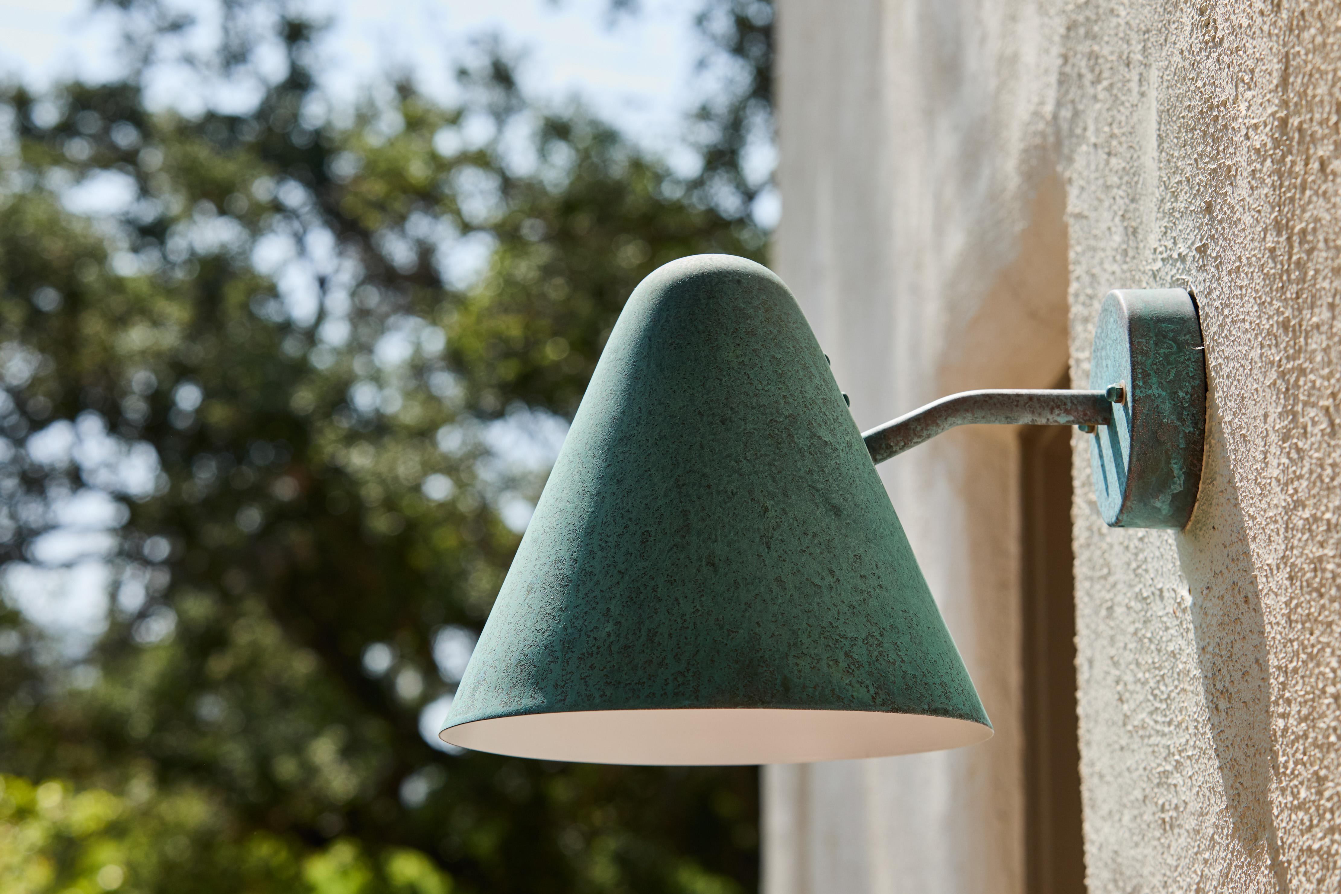 XXIe siècle et contemporain Applique murale en laiton patiné vert-gris 'ZuZu' dans le style de Jacques Biny en vente