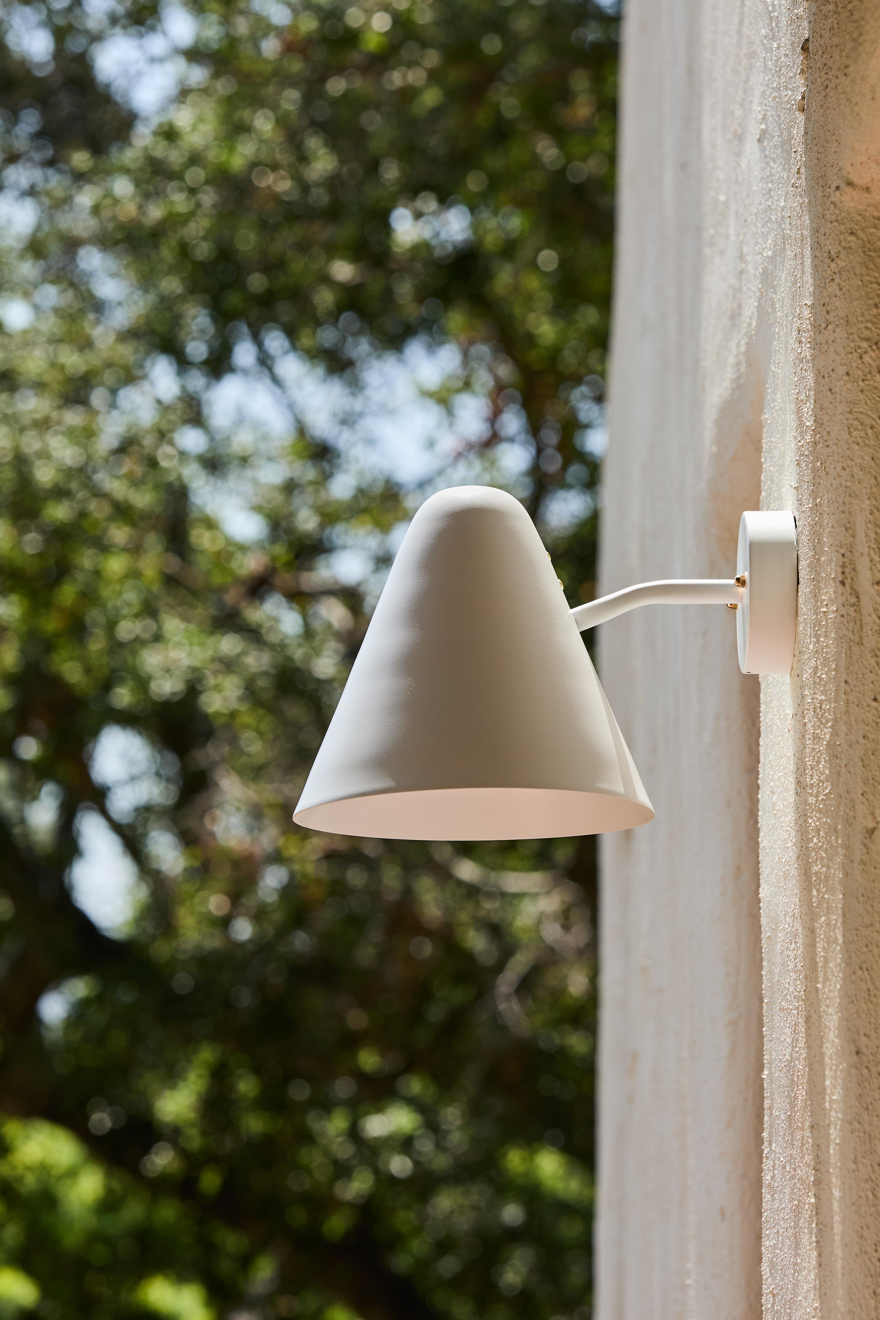 Peint Applique murale en laiton peint en blanc 'ZuZu' dans le style de Jacques Biny en vente