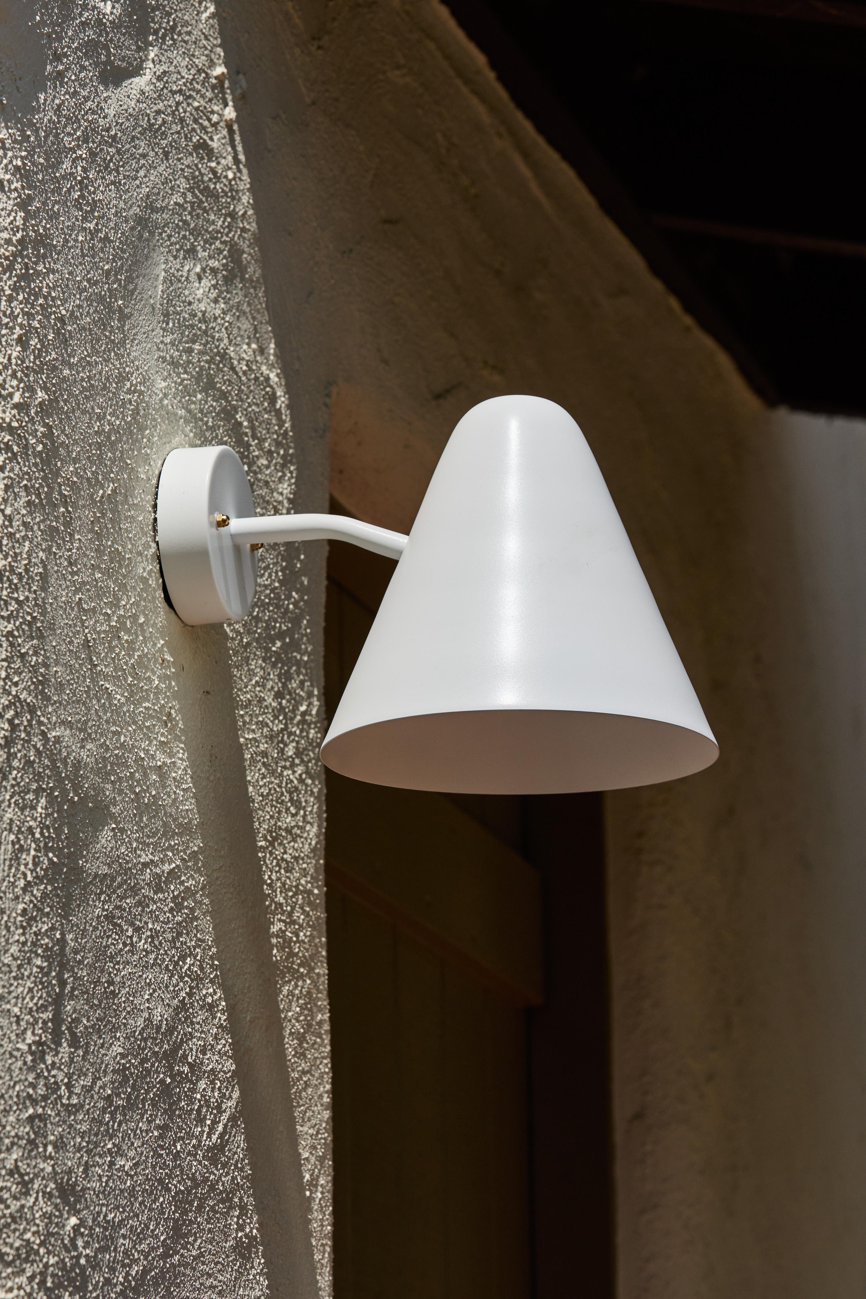 XXIe siècle et contemporain Applique murale en laiton peint en blanc 'ZuZu' dans le style de Jacques Biny en vente