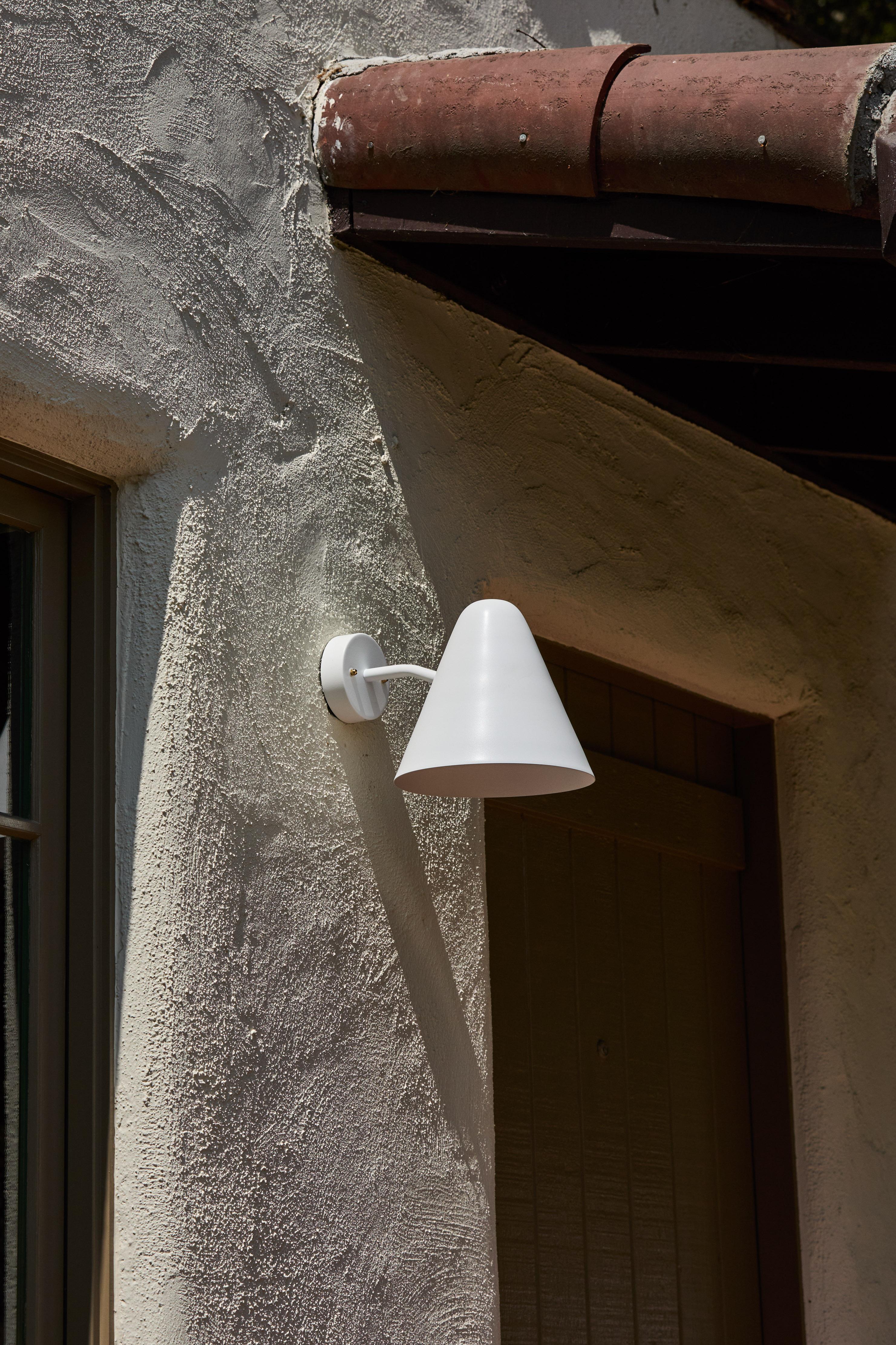 Laiton Applique murale en laiton peint en blanc 'ZuZu' dans le style de Jacques Biny en vente