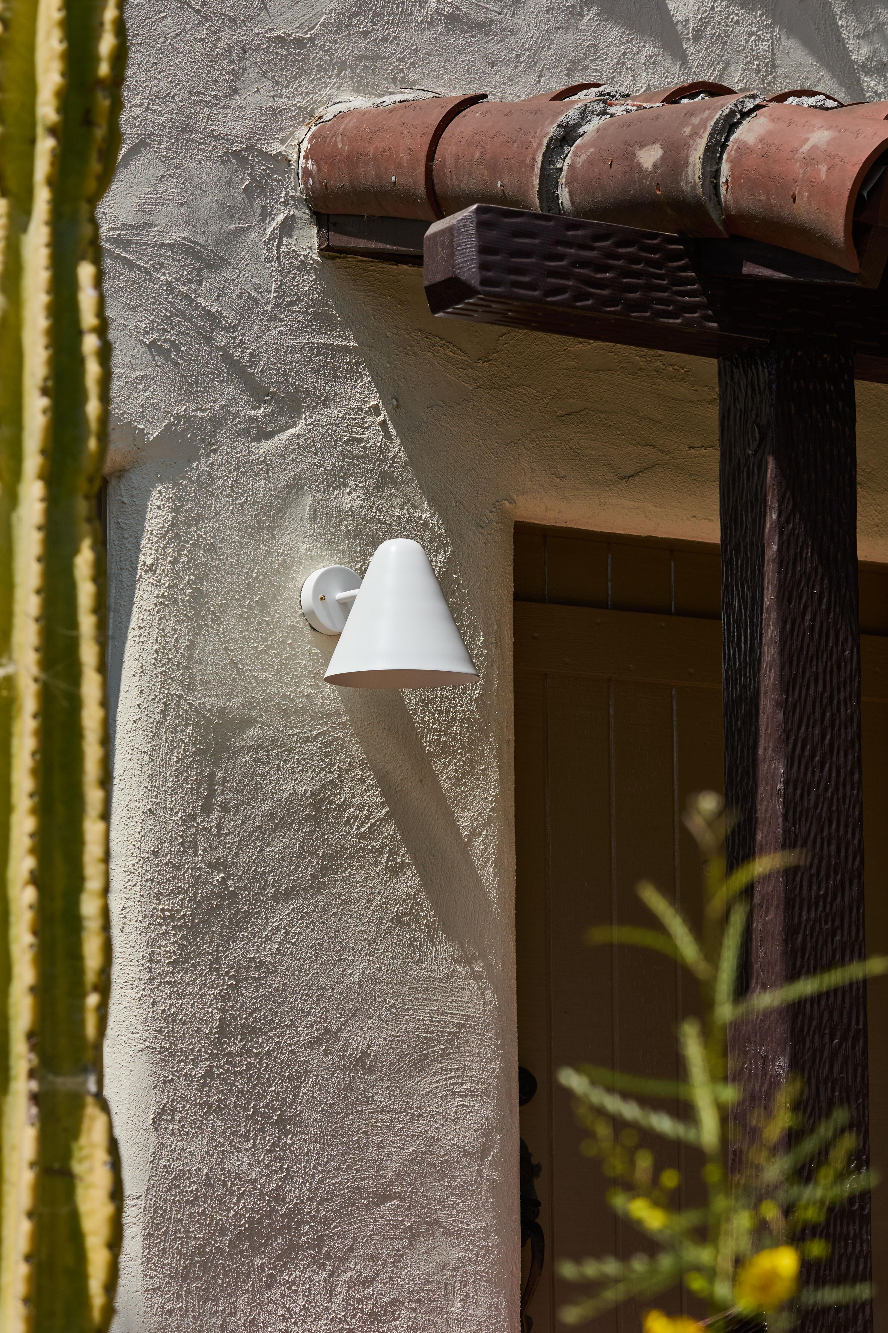 Applique murale en laiton peint en blanc 'ZuZu' dans le style de Jacques Biny en vente 1