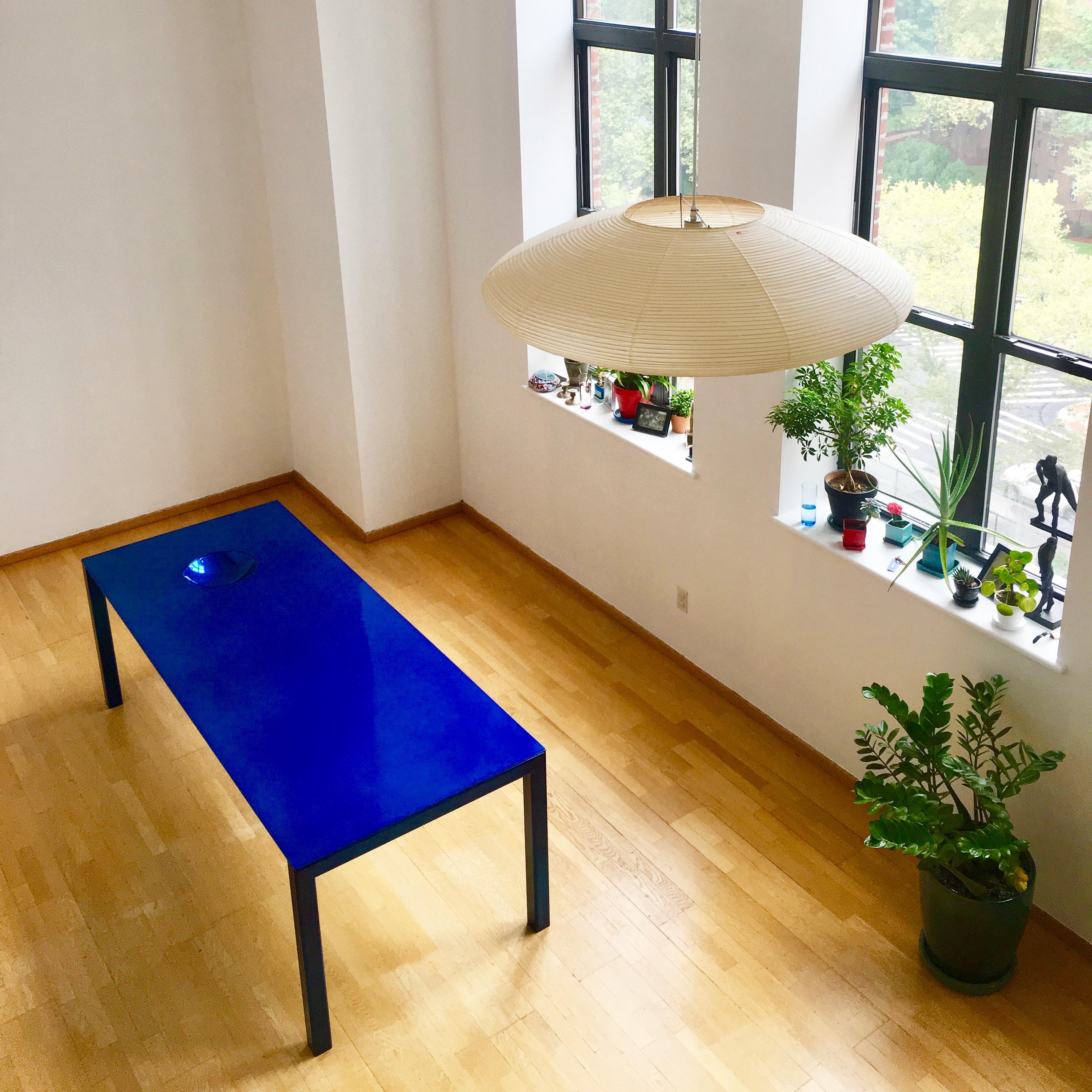 Experimenta el culmen de las cenas de lujo con la Mesa de comedor Zwetzich. El elegante diseño, fabricado en acero duradero, presenta un tablero fino como el papel de 3/16