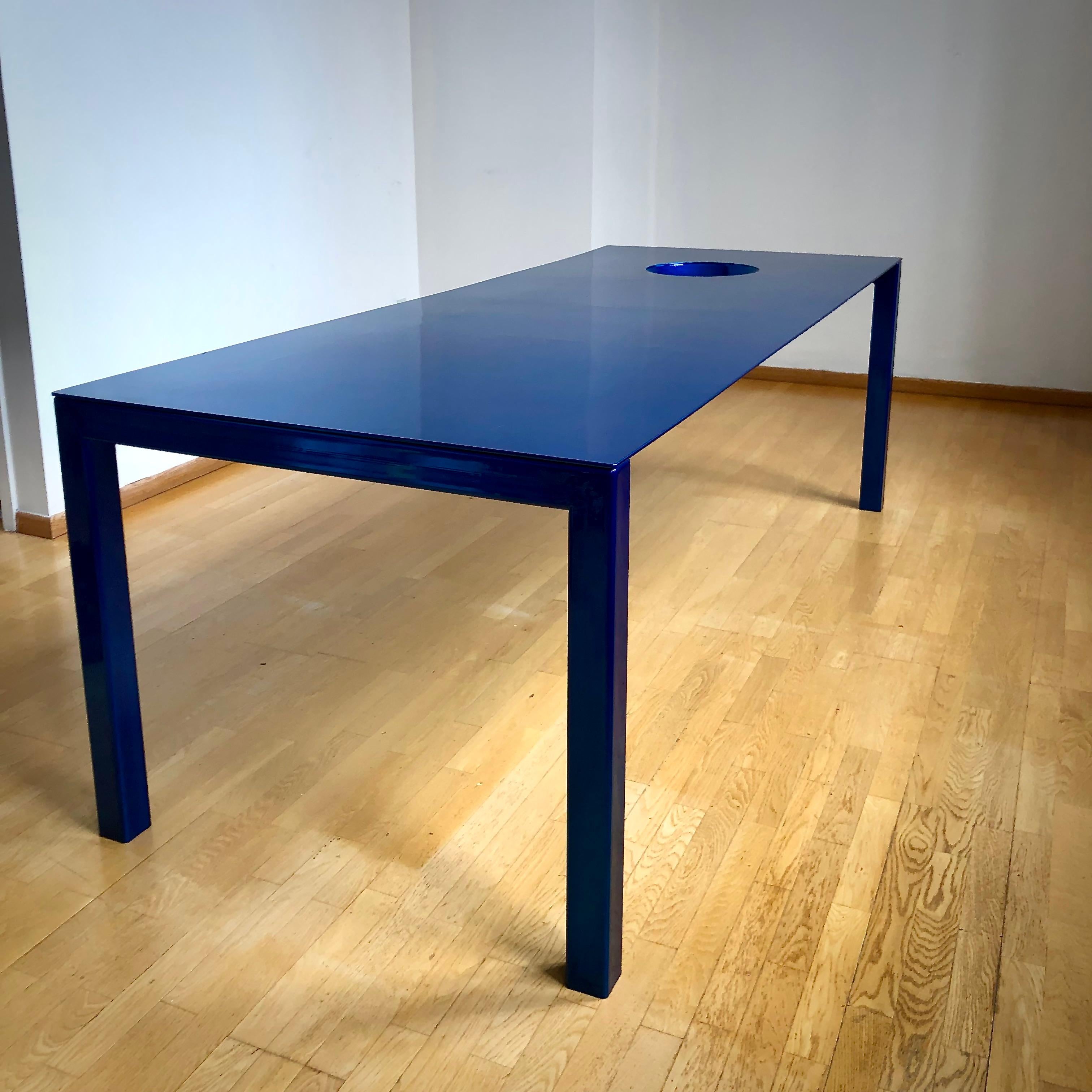 Mesa de comedor postmoderna 