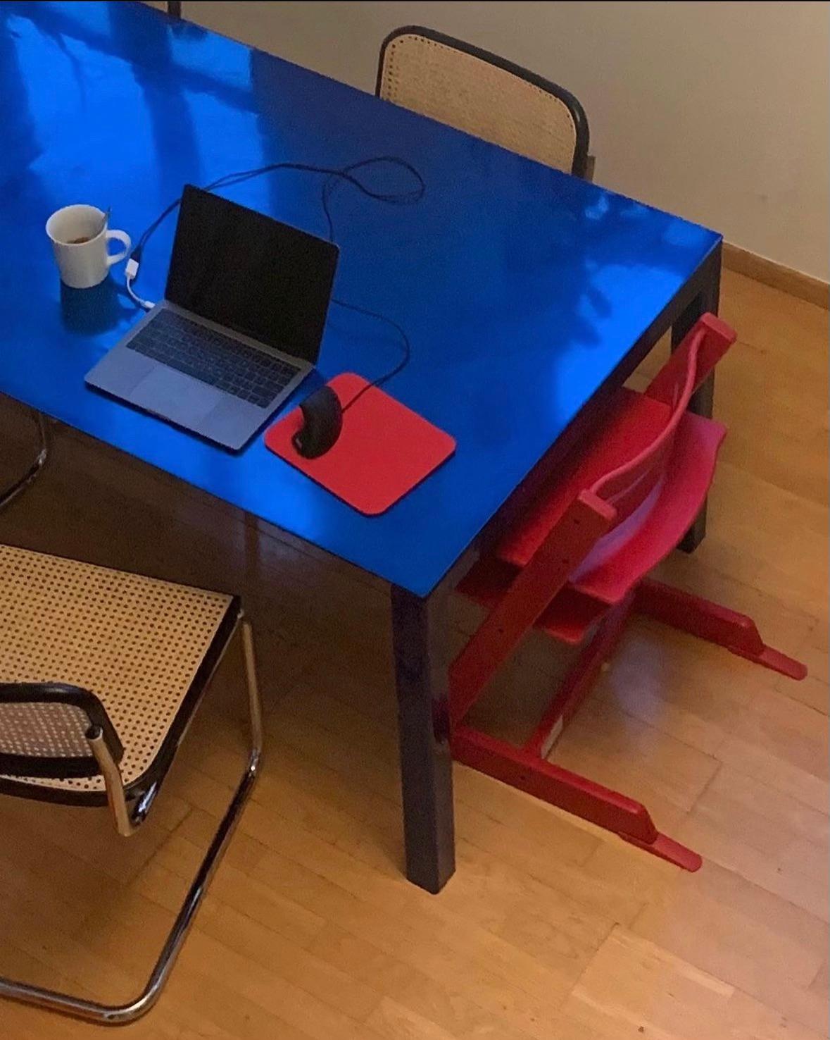 Mesa de comedor postmoderna 