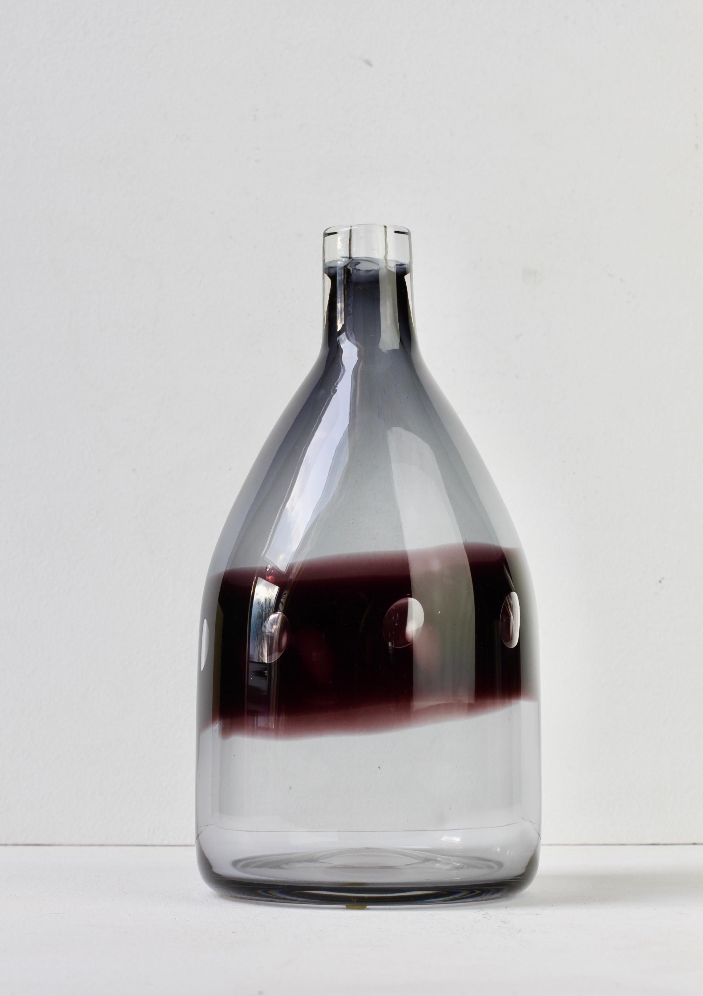 Superbe bouteille vintage signée et datée des années 1980, vase en forme de carafe par Max Gangkofner pour la Glasfachschule Zwiesel, Bavière, Allemagne. Ce vase à col étroit a été conçu par Max Gangkofner en 1981 et cet exemplaire a été fabriqué en