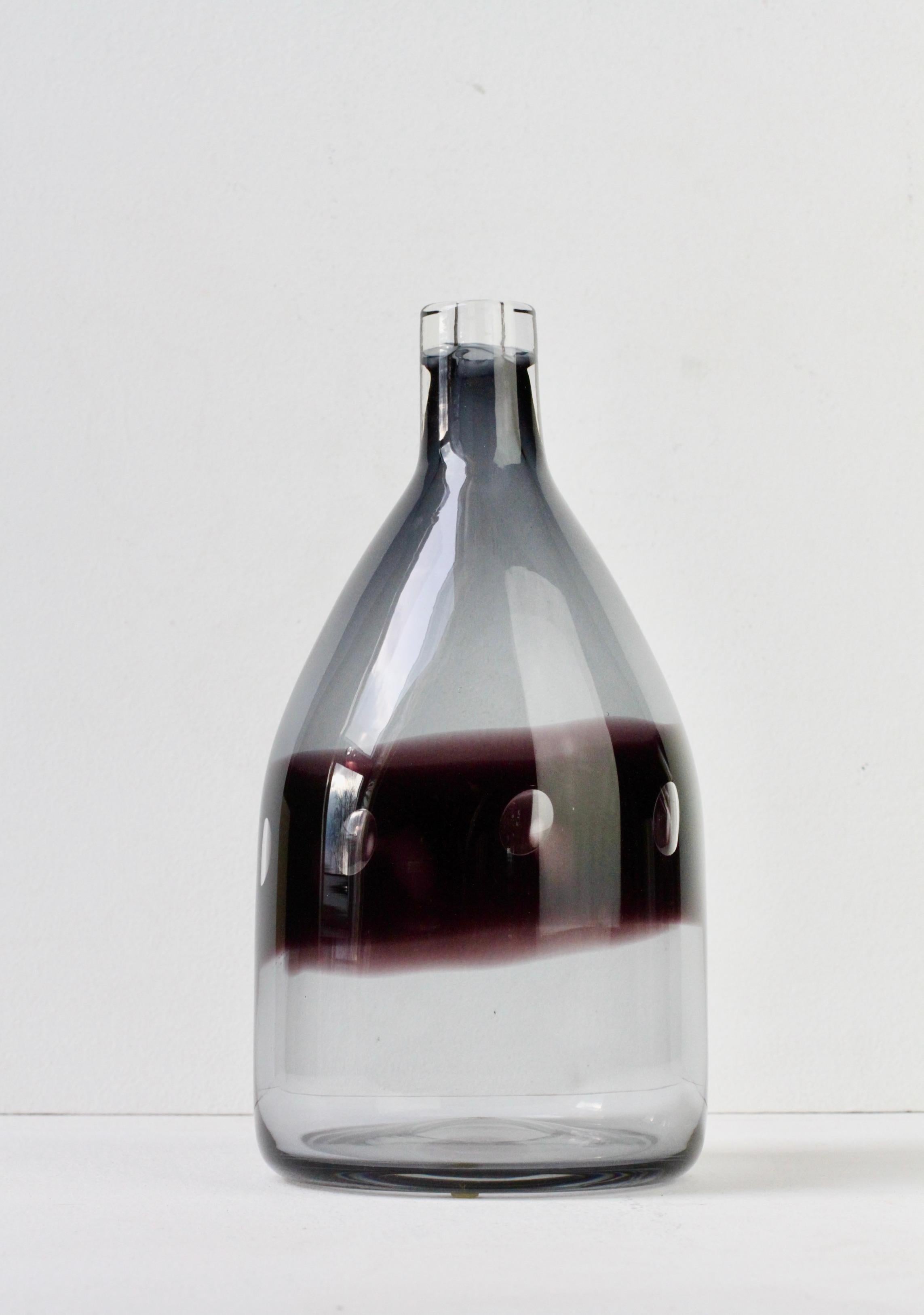 Mid-Century Modern Rare vase bouteille en verre bullé violet de Zwiesel, moderne du milieu du siècle dernier en vente