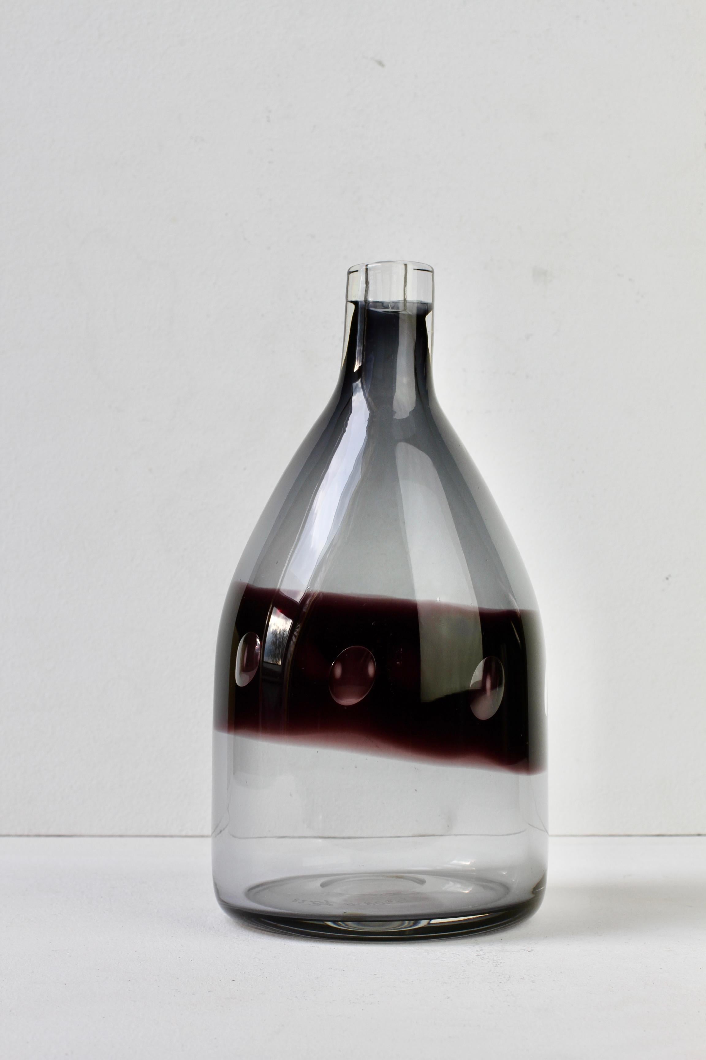 Allemand Rare vase bouteille en verre bullé violet de Zwiesel, moderne du milieu du siècle dernier en vente