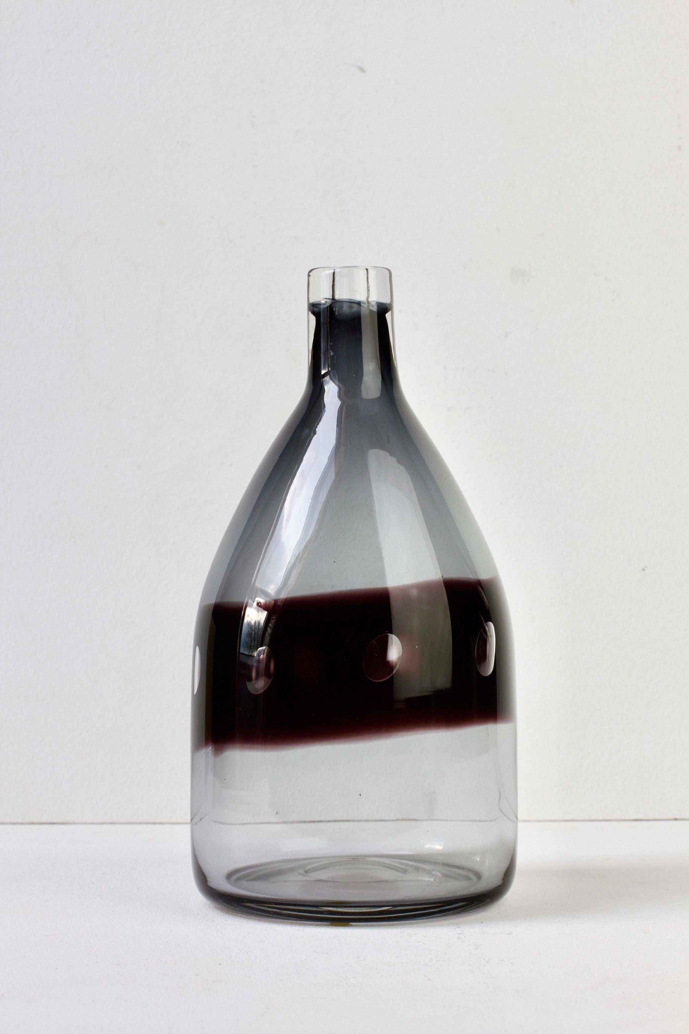 20ième siècle Rare vase bouteille en verre bullé violet de Zwiesel, moderne du milieu du siècle dernier en vente