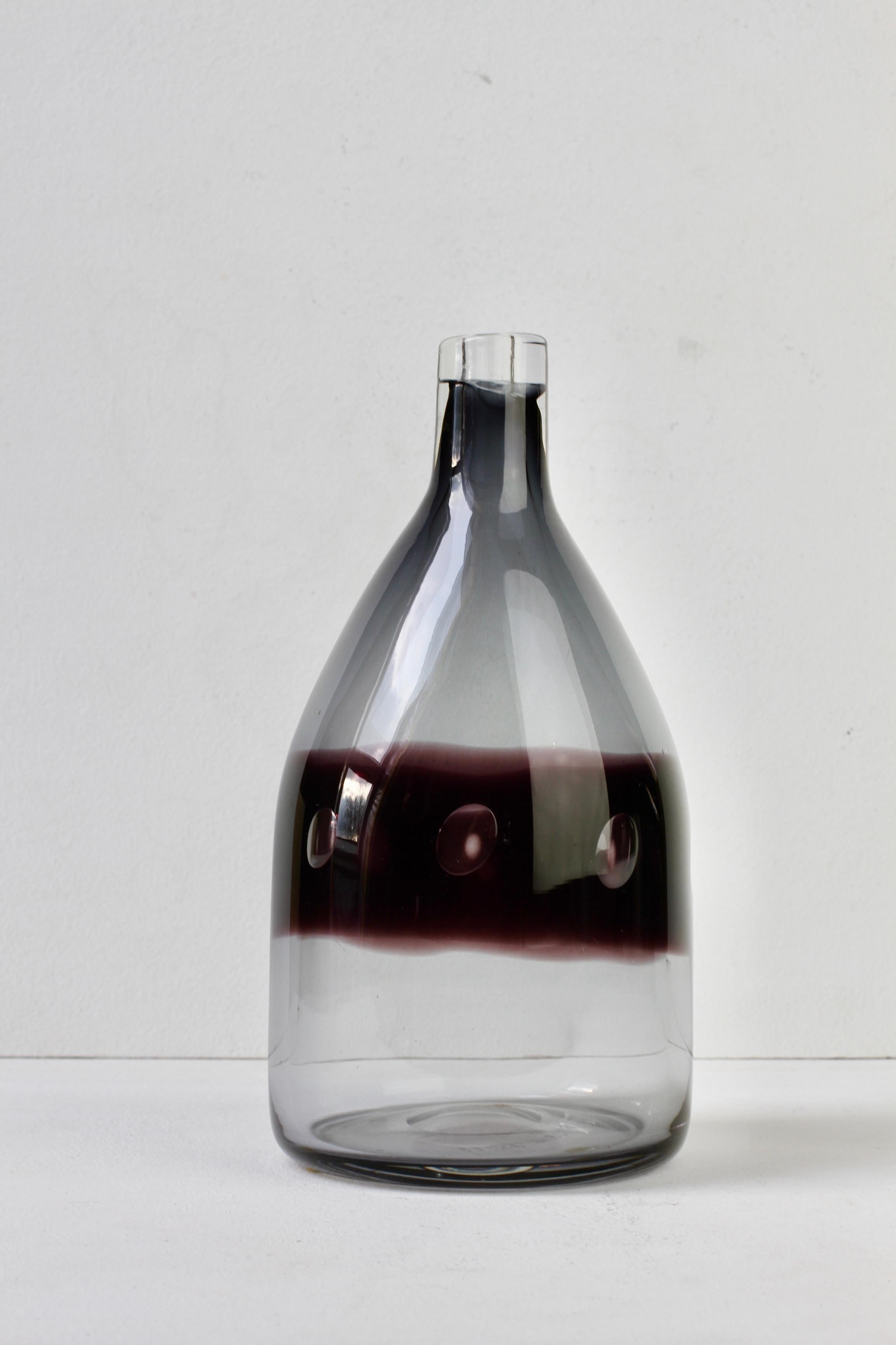 Verre brun Rare vase bouteille en verre bullé violet de Zwiesel, moderne du milieu du siècle dernier en vente