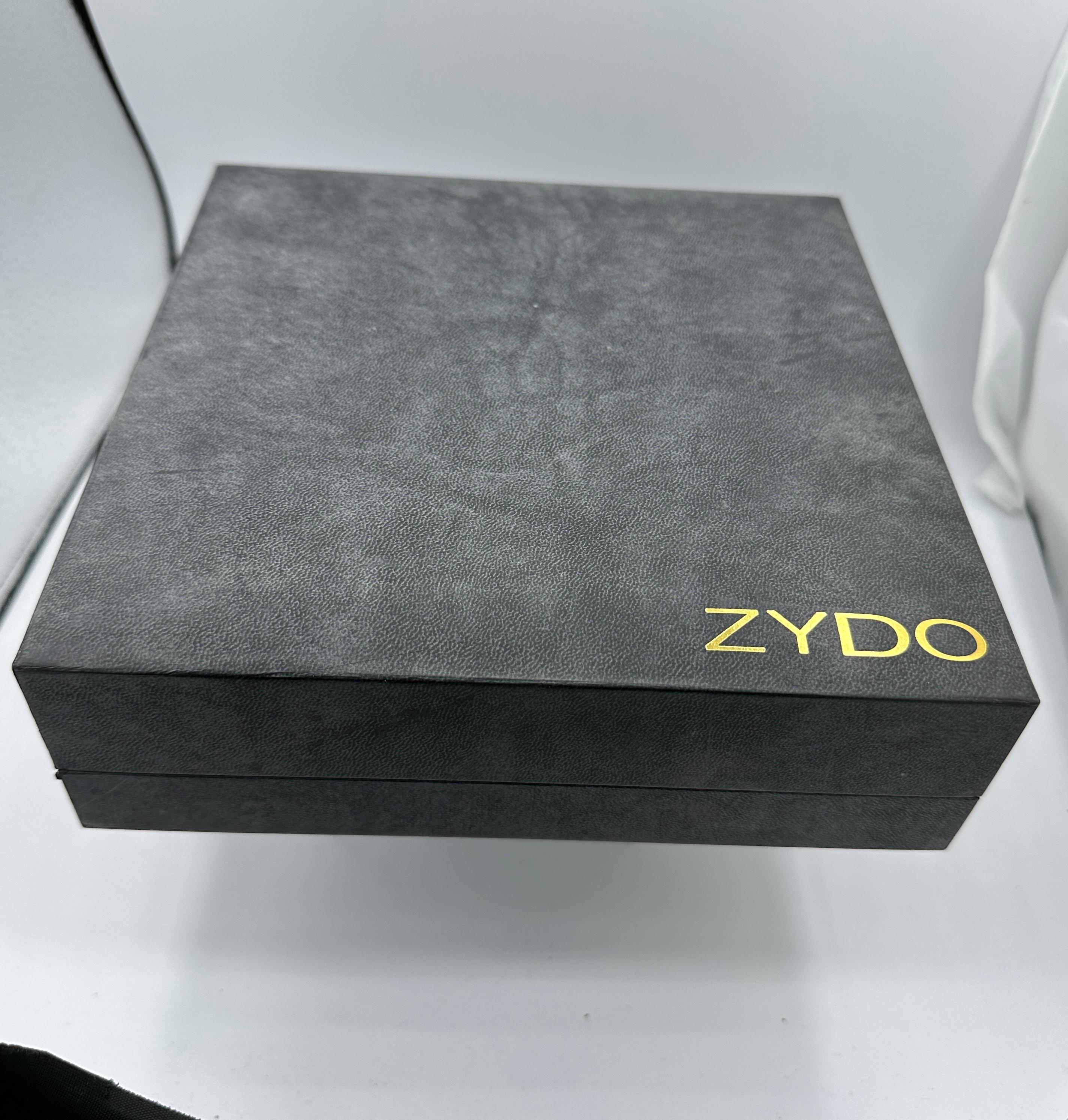 Zydo Collier pendentif en or blanc 18 carats avec 16 saphirs et 68 diamants de 3,25 pouces en vente 6