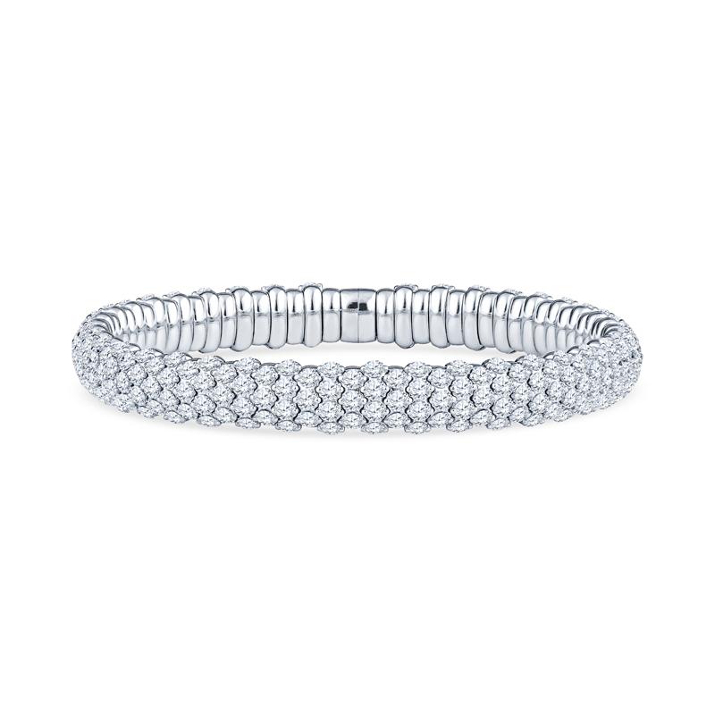 Ce bracelet stretch unique en or blanc 18 carats présente un poids total de 10,54 carats de diamants ronds qui étincellent. Ce bracelet est facile à enfiler et à enlever. 
Qualité du diamant : Couleur F, Clarté VS
Mesures : Largeur 7.5mm
