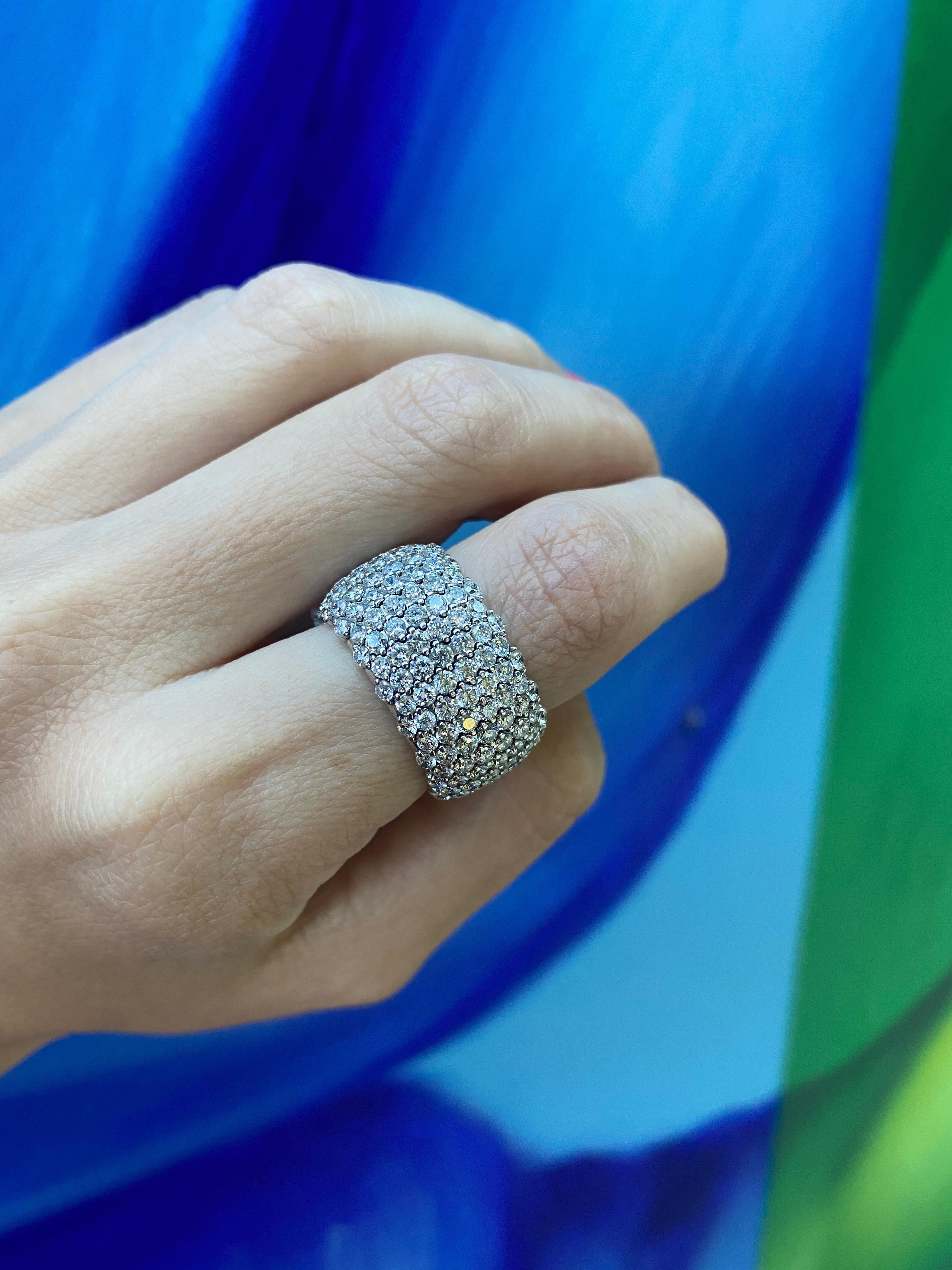 Zydo 18 Karat Weißgold Stretch-Ring mit runden Diamanten, Gesamtgewicht 6,32 Karat für Damen oder Herren im Angebot
