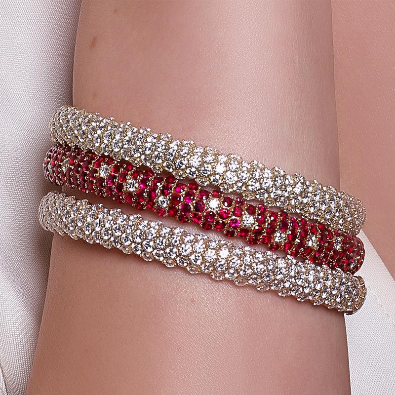 Questo squisito bracciale elastico in oro rosa 18kt mette in mostra 12,81 carati di splendidi rubini, accentuati da 0,77 carati di scintillanti diamanti rotondi, per creare un look colorato e accattivante. L'azione di allungamento espandibile rende
