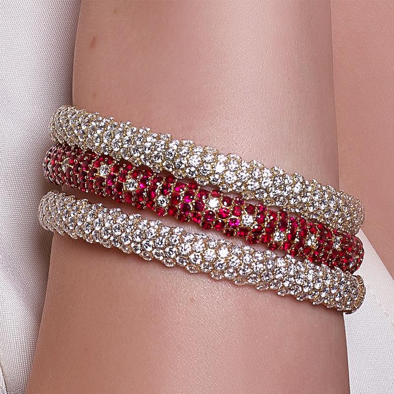 This exquisite 18kt rose gold stretch bracelet showcases 12.81cts of beautiful rubies, accentuated by 0.77cts of sparkling round diamonds, to create a colorful and eye-catching look. The expanding stretching action makes this bracelet easy and