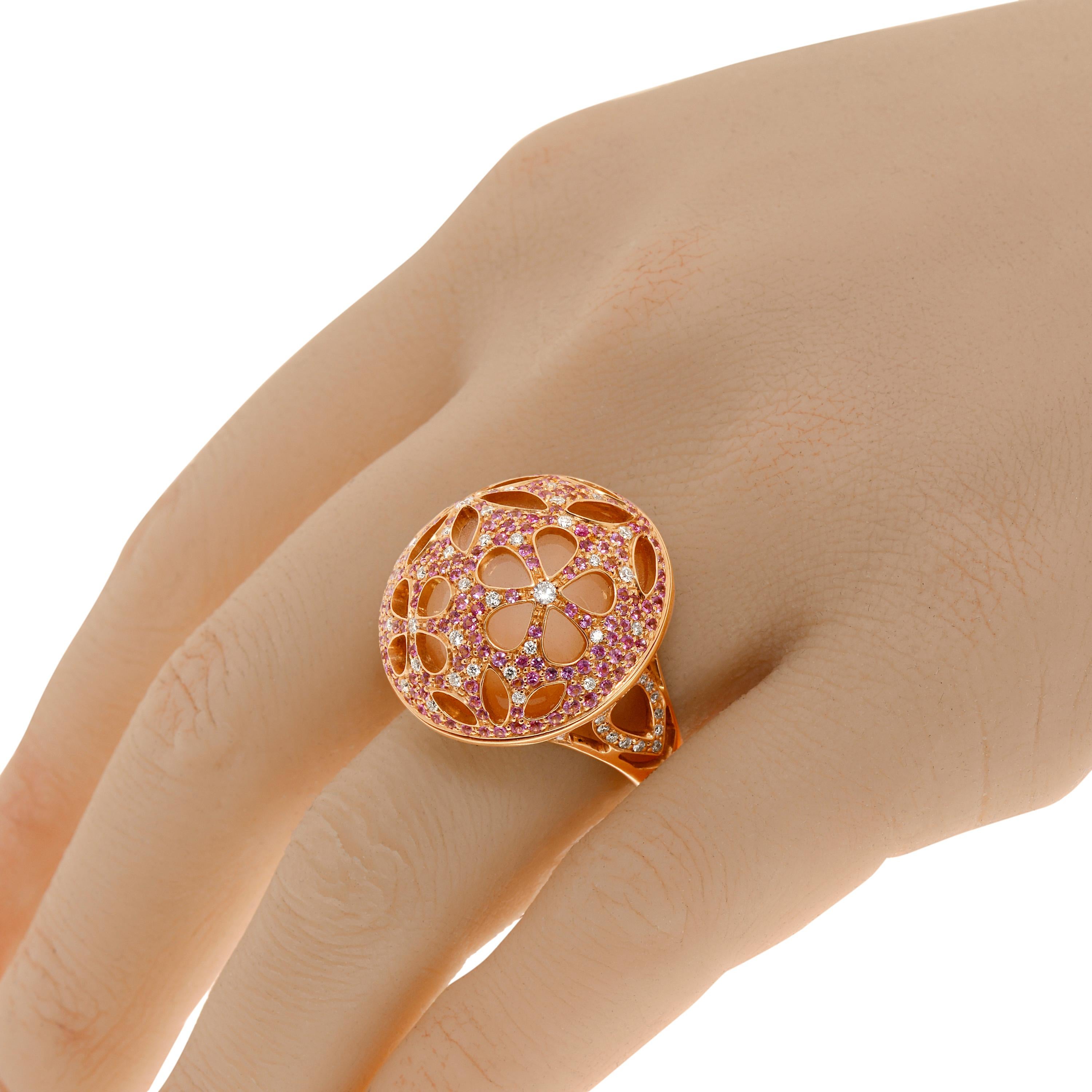 La bague de déclaration en or rose 18K ZYDO présente des diamants de 0,62ct. tw. avec des découpes de fleurs pour révéler un saphir rose de 1,31ct. tw. La taille de la bague est de 6 (51.9). La taille de la décoration est de 1