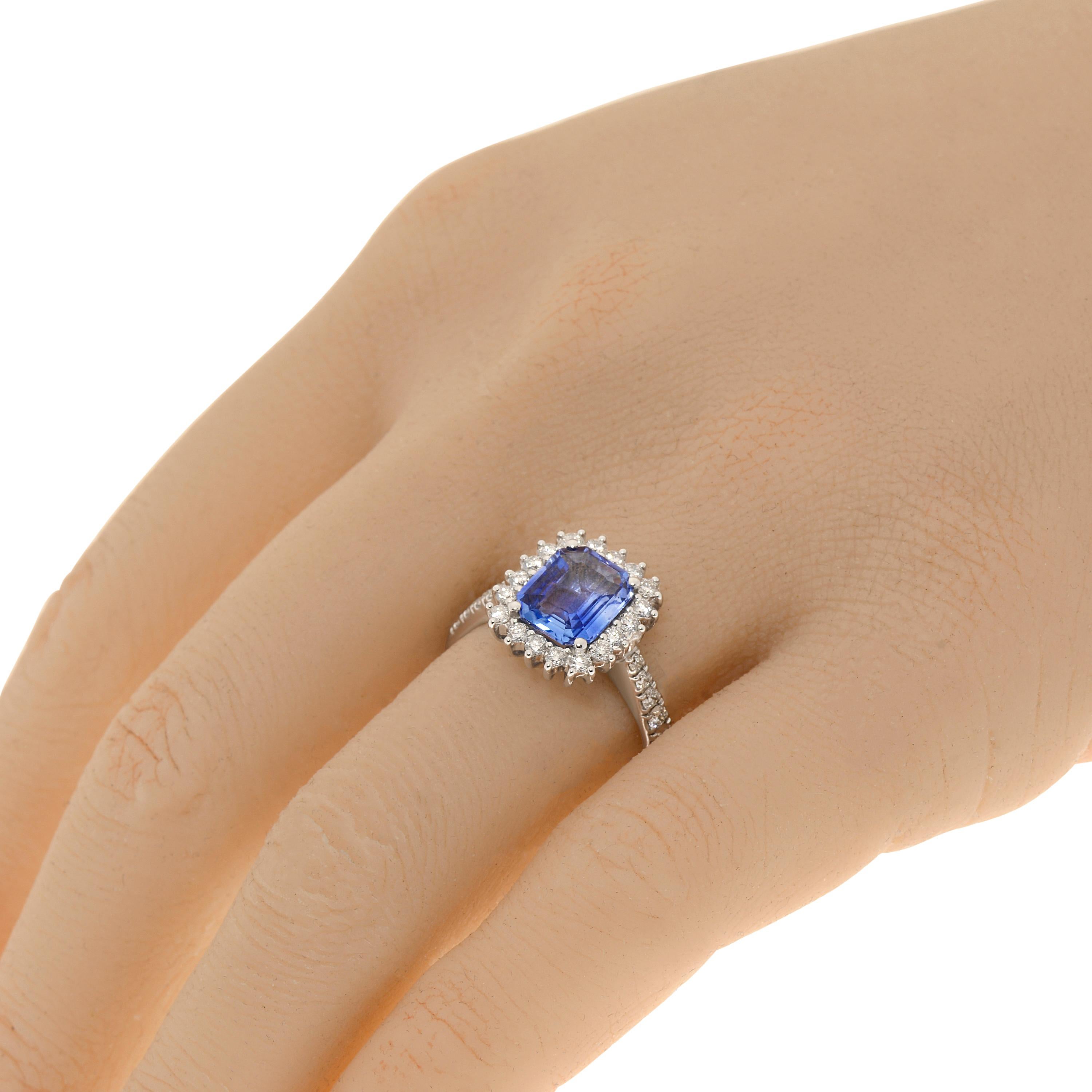 La bague ZYDO en or blanc 18 carats est ornée d'un saphir bleu de 2,34ct. tw. au centre et d'un halo de diamants de 0,65ct. tw. La taille de la bague est de 7 (54.4). Les dimensions de l'anneau sont de 1/2