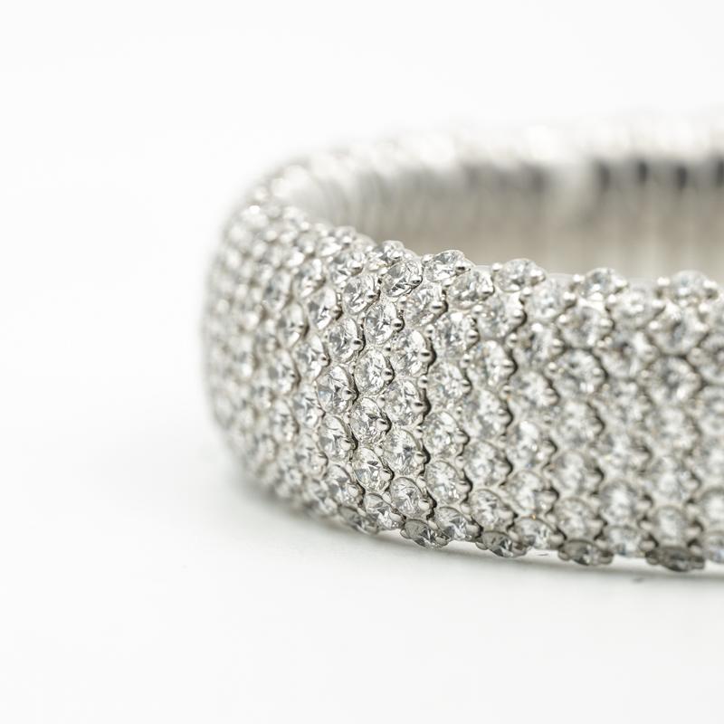 Ce bracelet extensible a été créé par la créatrice de bijoux italienne ZYDO.  Cette pièce comporte 19,36 carats de diamants ronds de taille brillant.  Ces diamants sont sertis de manière à mettre en valeur l'éclat sous tous les angles.  Les