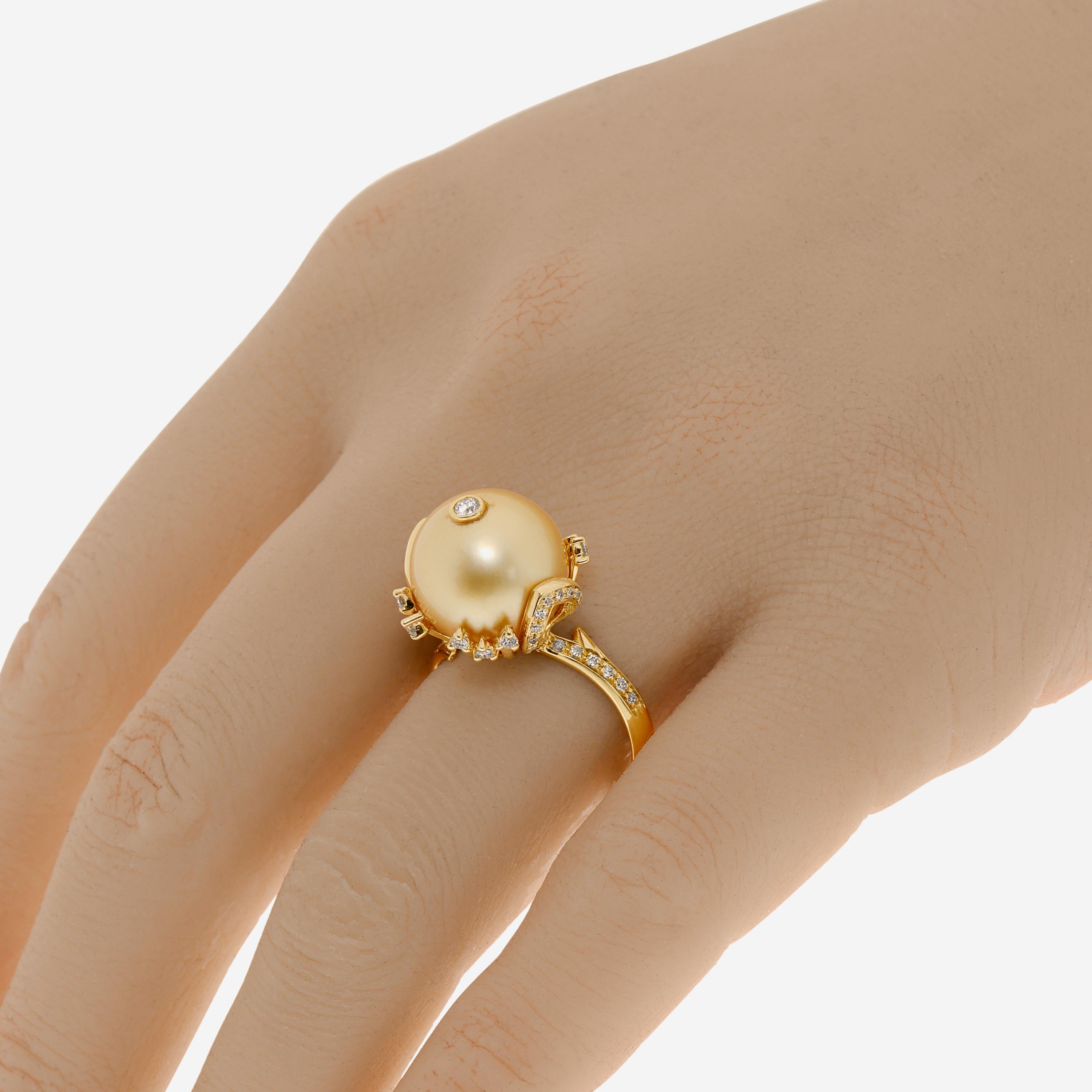 ZYDO Ring aus 18 Karat Gelbgold mit 0,35 ct. tw. Diamanten, die eine 12 mm große Perle umgeben. Die Ringgröße ist 7 (54,4). Die Dekoration ist 5/8