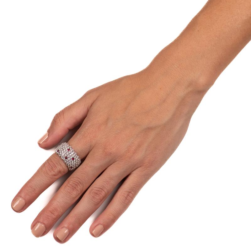 Zydo, bague extensible en or blanc 18 carats avec diamants ronds de 5,85 carats et rubis ronds de 0,41 carat Neuf - En vente à Houston, TX