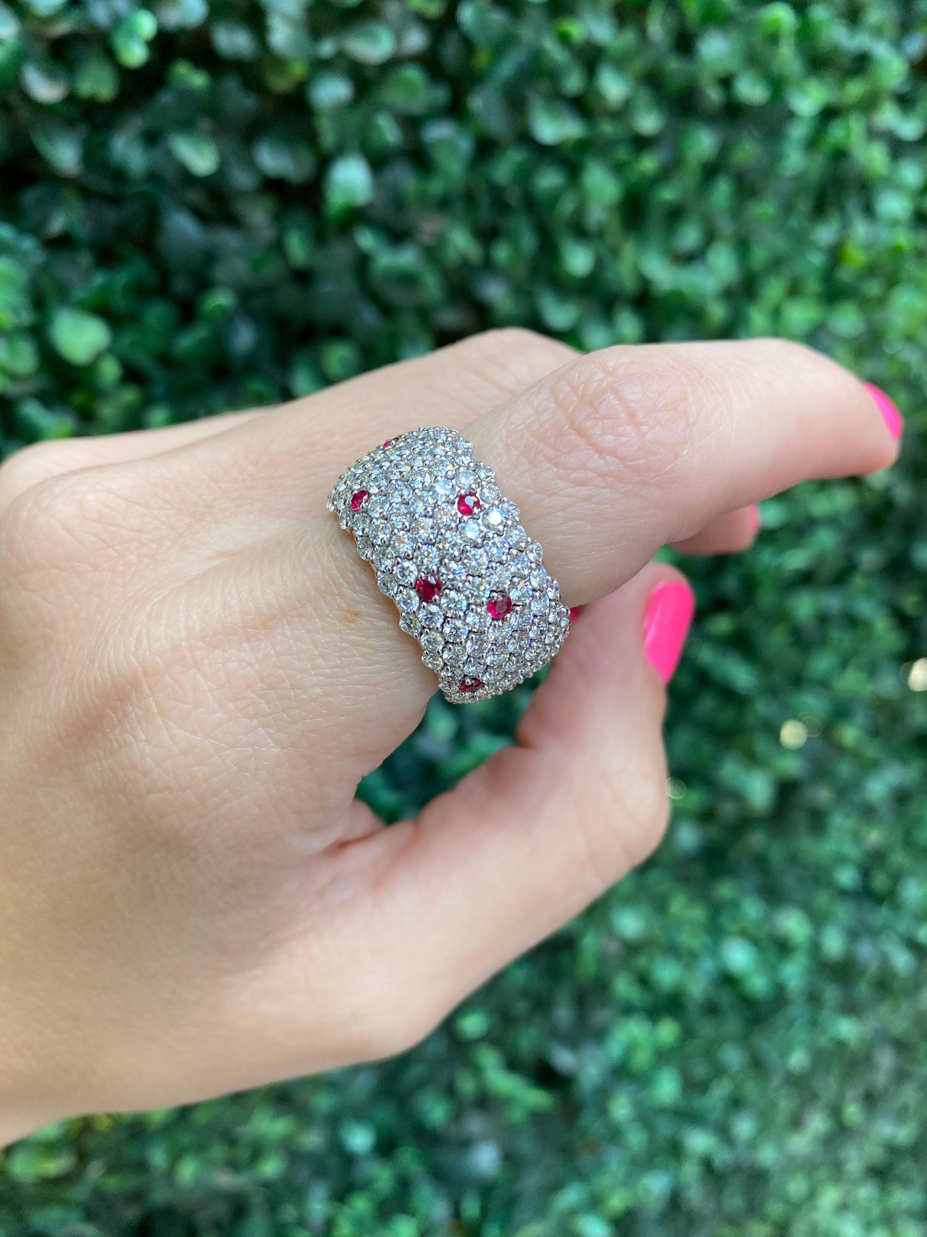 Zydo, bague extensible en or blanc 18 carats avec diamants ronds de 5,85 carats et rubis ronds de 0,41 carat Unisexe en vente