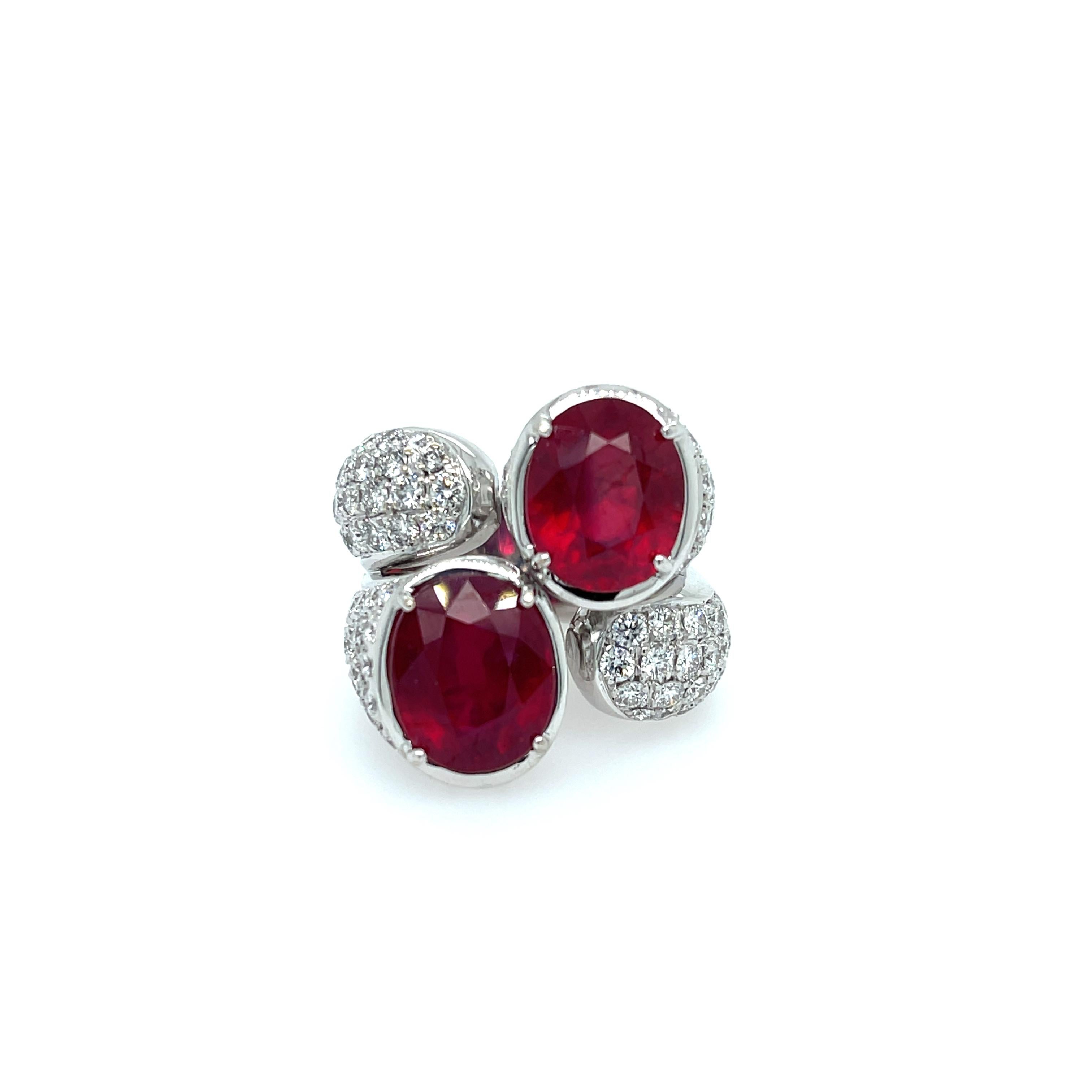 Bague ZYDO en or blanc 18 carats, ornée de rubellite et de diamants. La bague présente deux rubellites de taille ovale d'un poids total de 11,58 carats et 4,15 ctw de diamants ronds sertis en pavé. Taille 6.5
22,6 grammes